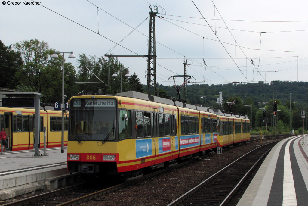 Wagen 806  Handwerkskammer Karlsruhe  verlsst mit einem weiteren Triebwagen Bruchsal Richtung Karlsruhe Hbf. Aufgenommen am 15.07.2011.