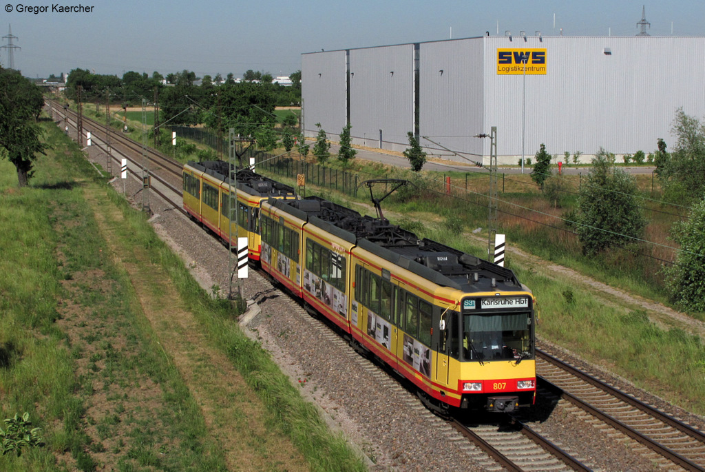 Wagen 807 und Wagen 833 unterwegs als S31 nach Karlsruhe Hbf. Aufgenommen am 25.05.2011 bei Malsch. Der vordere Triebwagen wirbt seit der Inbetriebnahme der Strecke Wrth-Germersheim zur S-Bahn (12/2010) fr das Mbelkaufhaus Nolte in Germersheim, das ber die S-Bahnstation Germersheim Sd/Nolte nun bestens mit der S-Bahn zu erreichen ist.