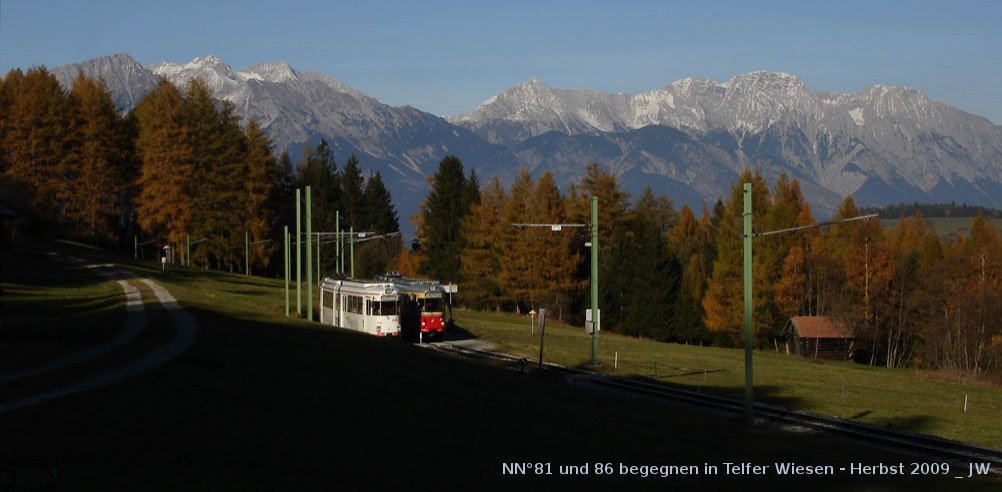 Wagen 81 und 86 begegnen in Telfer Wiesen, im Hintergrund die Berge nrdlich des Inntals, von Osten (rechts) beginnend Bettelwurf bis Rumerspitz. Herbst 2009 kHds