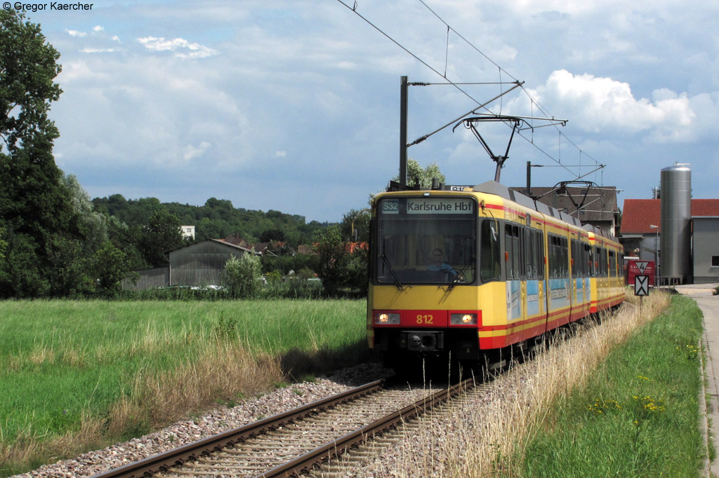 Wagen 812 und Wagen 833 am 25.07.2011 als S32 nach Karlsruhe Hbf bei Unterwisheim.