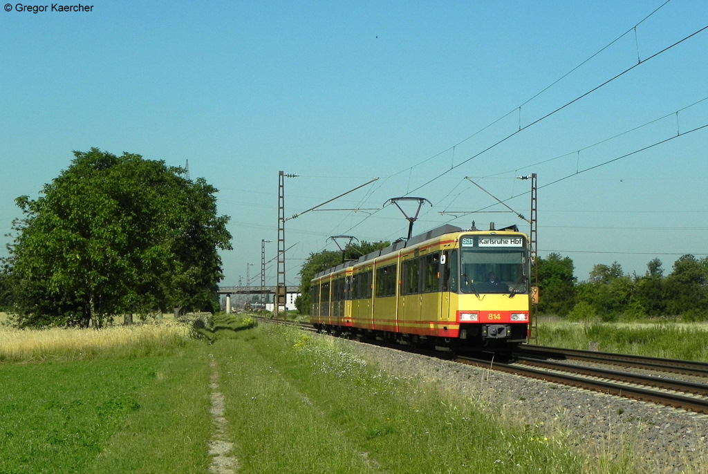 Wagen 814 und 832 als S31 nach Karlsruhe Hbf bei Malsch am 27.06.2011.