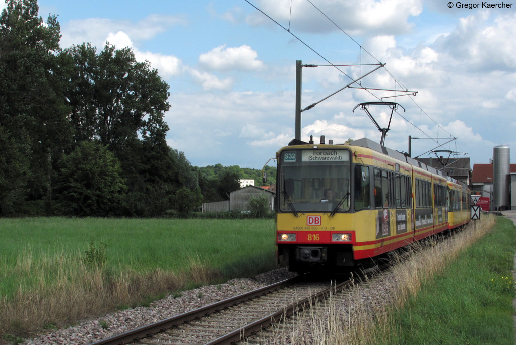 Wagen 816 mit dem DB-Keks (94800 450 005-4 D - DB) mit Wagen 912 als S32 von Menzingen nach Forbach (Schwarzwald). Seit wenigen Tagen wirbt auch dieses Fahrzeug fr den Karlsruher Radiosender  die neue Welle . Aufgenommen am 25.07.2011 bei Unterwisheim.