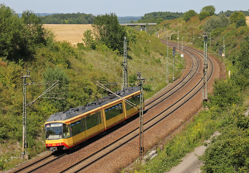Wagen 852 der AVG als S6 nach Karlsruhe-Knielingen am 1.8.2012 bei Kleinglattbach.