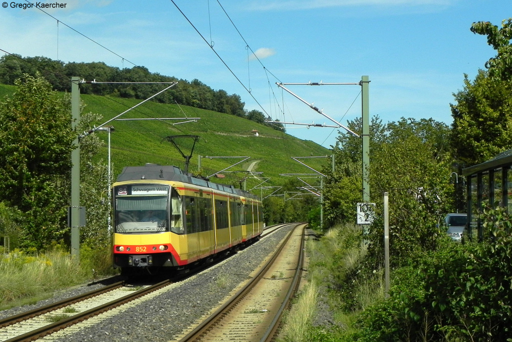 Wagen 852 und Wagen 8** als S4 nach Schwaigern West kurz vor Affaltrach. Das Bild entstand am 06.09.2011 vom Bahnsteigende.