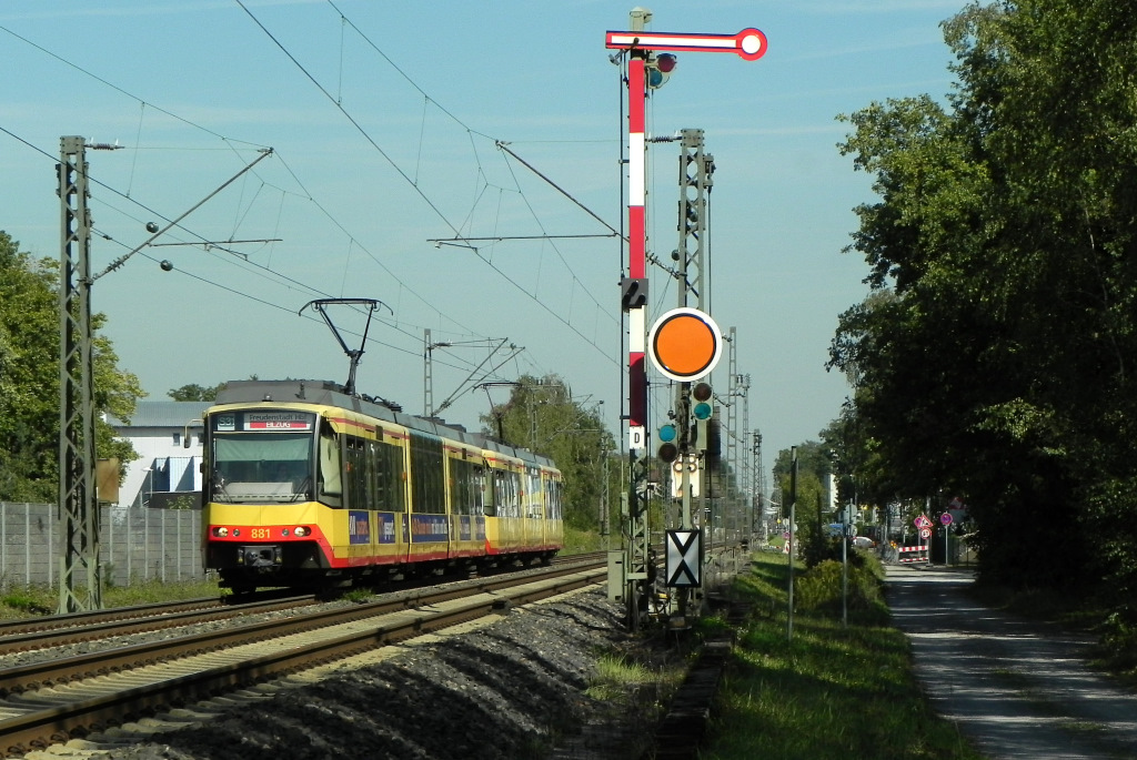 Wagen 881  KVV-Quattro  und Wagen 8** als S31 Eilzug nach Freudenstadt am 16.09.2011 bei Forchheim.