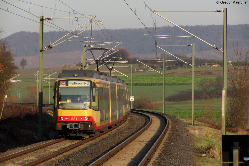 Wagen 881 und Wagen 862 als S4 von �hringen-Cappel nach Heilbronn Hbf kurz vor Wieslensdorf. Das Bild entstand mit viel Zoom vom Bahnsteigende. Aufgenommen am 19.11.2011.