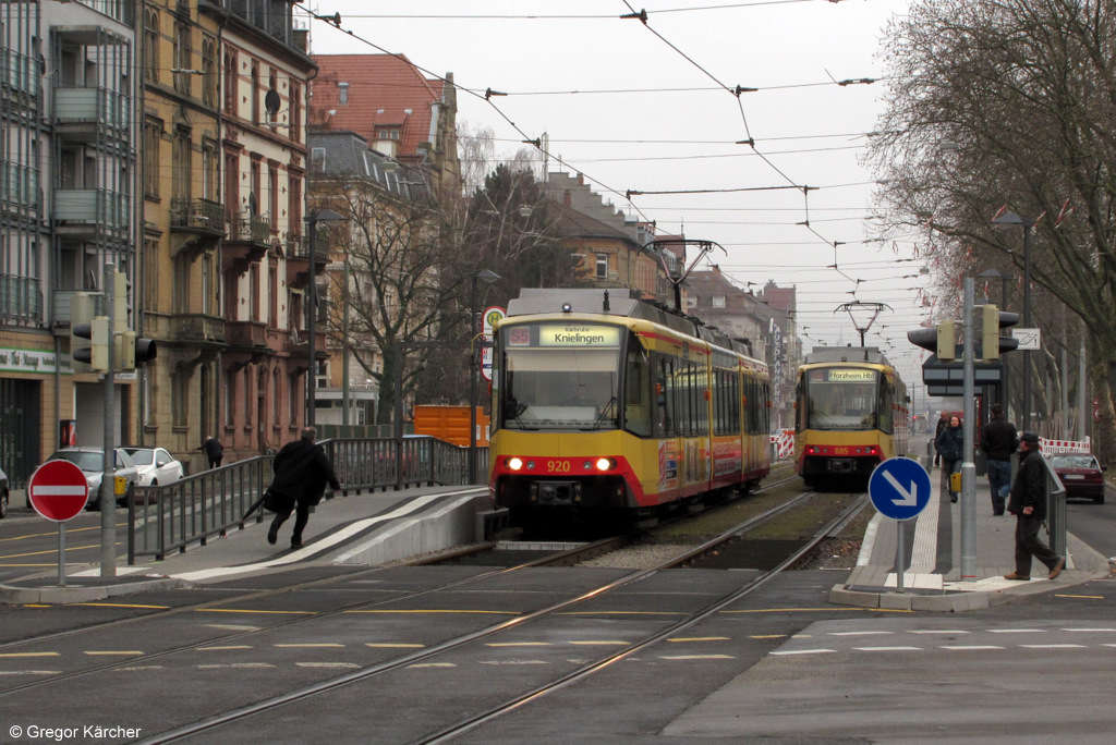 Wagen 920 hlt als S5 nach Knielingen an der neuen Haltestelle Gottesauer Platz. Aufgenommen am 03.03.2012.