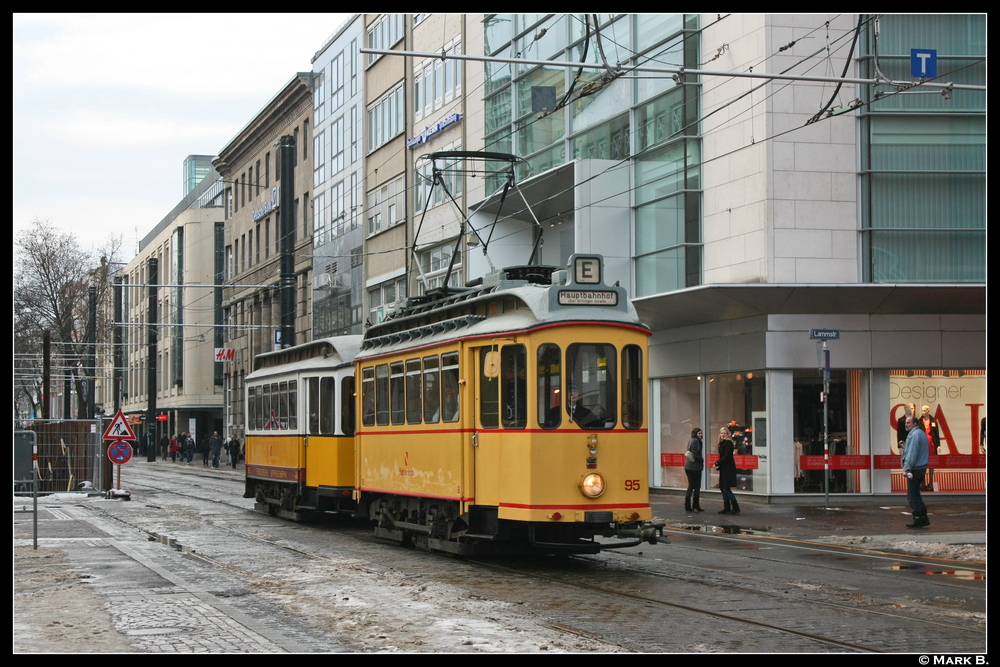 Wagen 95 und Beiwagen 299 in der nhe des Marktplatz. Sie waren am 19.Dez auf der Ringlinie unterwegs. Als Hightlight gibt es fast jedes Jahr zum 4. Advent einen Verkehr mit Beiwagen.