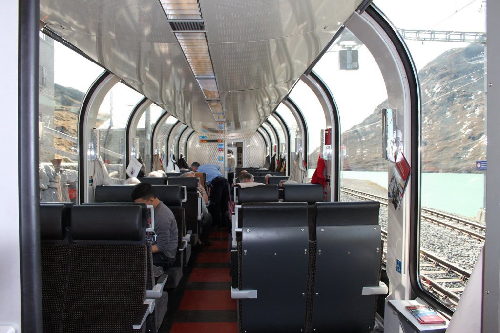 Wagen des Bernina Express,innen.Bald gibt es die Welterbestrecke der RhB Albula/Bernina auch bei Google Street View.Ospizio Bernina 12.10.11

