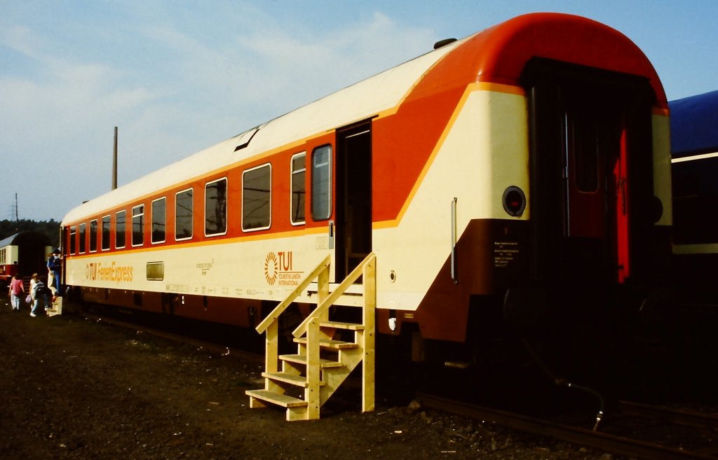 Wagen des TUI-Ferienexpress auf der Fahrzeugschau  150 Jahre deutsche Eisenbahn  vom 3. - 13. Oktober 1985 in Bochum-Dahlhausen.