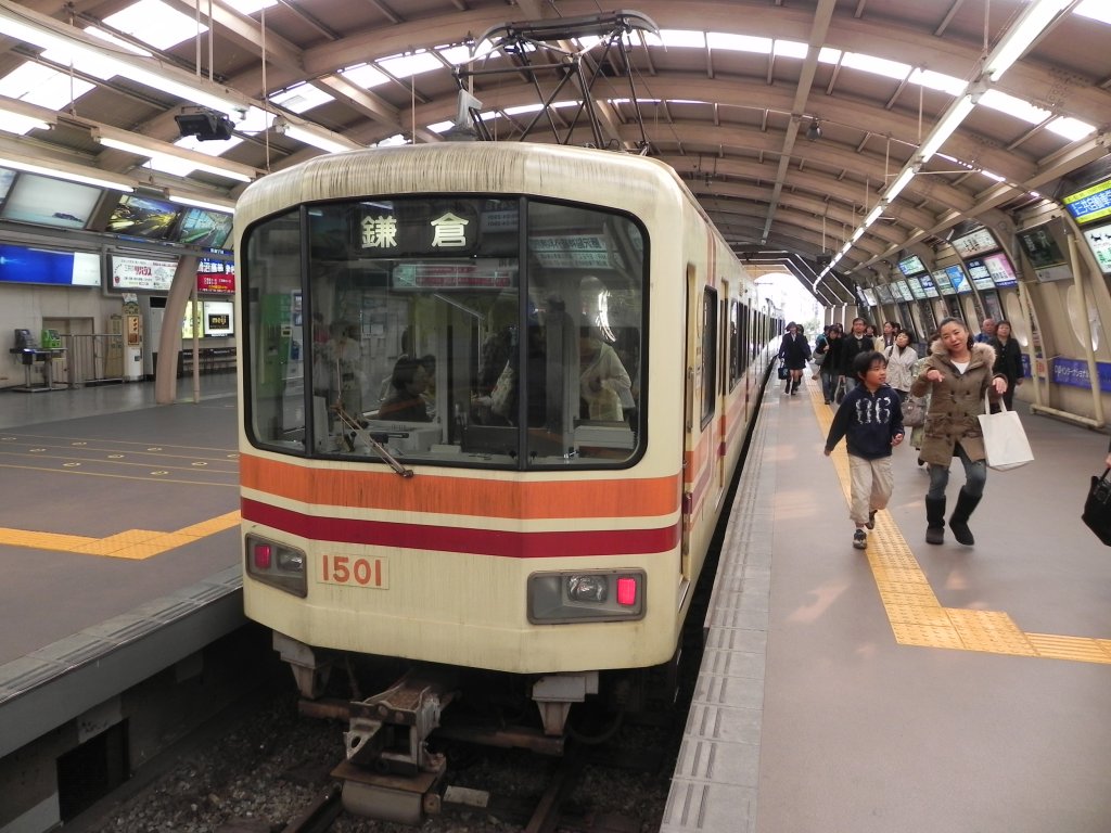 Wagen der Enoshima Electric Railway, einer Strassenbahn von Kamakura nach Fujisawa an der Endhaltestelle in Fujisawa. Die sehr beliebte Bahn fhrt von Kamakura ber Hase (dort steht unter anderem der Kamakura Daibutsu und der Hase-dera Tempel) entlang der Kste nach Fujisawa, wo man wieder JR-Anschluss hat.