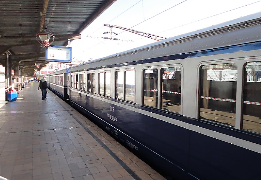 Wagen der kniglichen Zugsgarnitur am Gleis 14 des bukarester Nordbahnhofs am 01.04.2013.