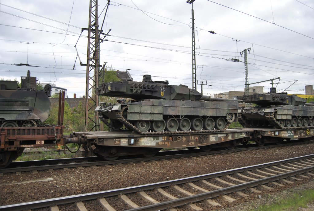 Wagen mit Panzer beladen, am 10.05.2010 in Lehrte.