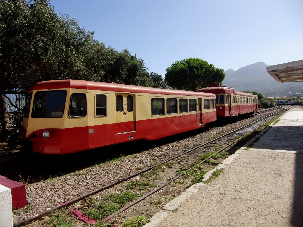 Wagen Nr. 113 mit Renault-Triebwagen Nr. 206, der auerhalb des Streiks fahrplanmig viermal tglich als „Strandzug“ zwischen Calvi und Ile Rousse und umgekehrt pendelt, steht am 19.09.2010 im Bahnhof von Calvi.