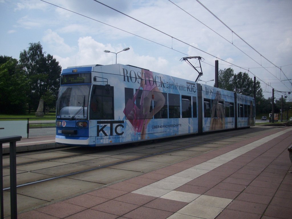 Wagen Nr. 680 der Rostocker Straenbahn AG fuhr auch an der Haltestelle Stadthalle vorbei. (10.07.2012)