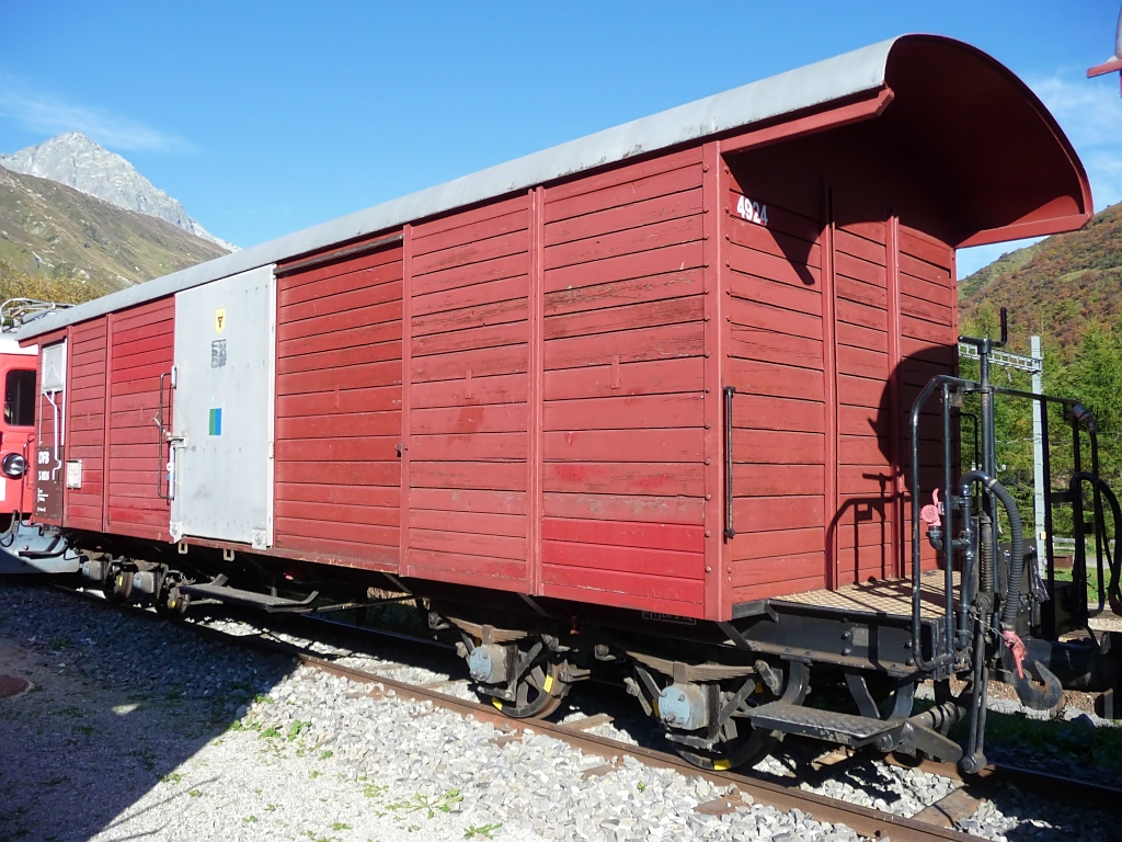 Wagen X4924 der DFB im DFB-Bahnhof Realp, 2.10.11