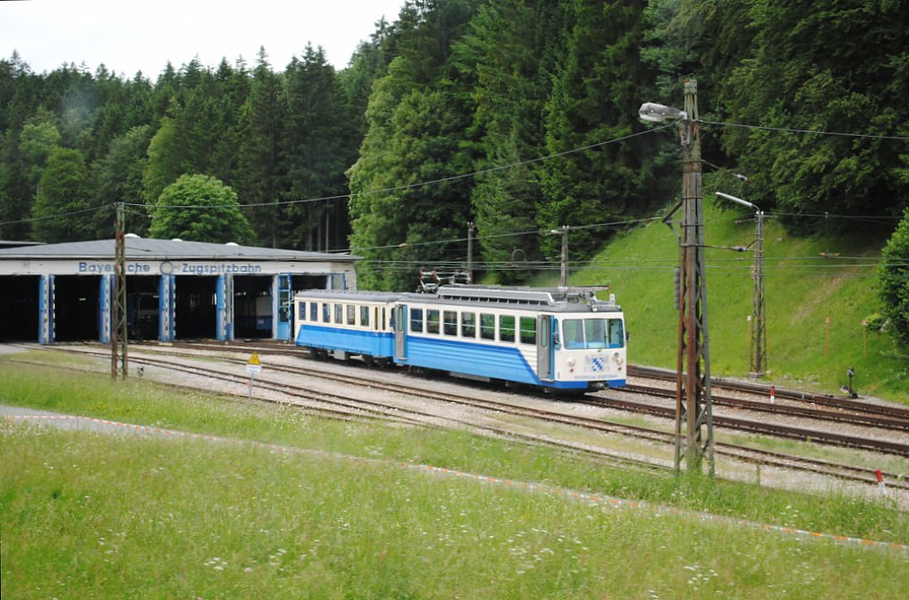 Wagenhalle der Zugspitzban in Grainau am 06.07.2011 bei der Talfahrt nach Garmisch.aufgenommen bei der Talfahrt.Die Anlage ist an einem Berghang angelegt und fhrt Berg ab zum Bahnhof.