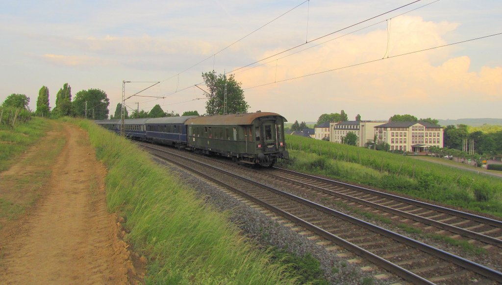 Wagenpark vom Verein  Historische Eisenbahn Frankfurt e.V. , im DPE 1879 von Koblenz-L�tzel nach Frankfurt (M) S�d, bei Erbach (Rheingau); 22.05.2011
