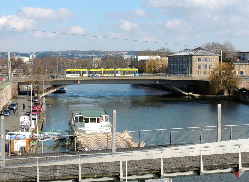 Wagenzug in Richtung Kaufungen berquert am 10.2.2013 die Fulle in Kassel.