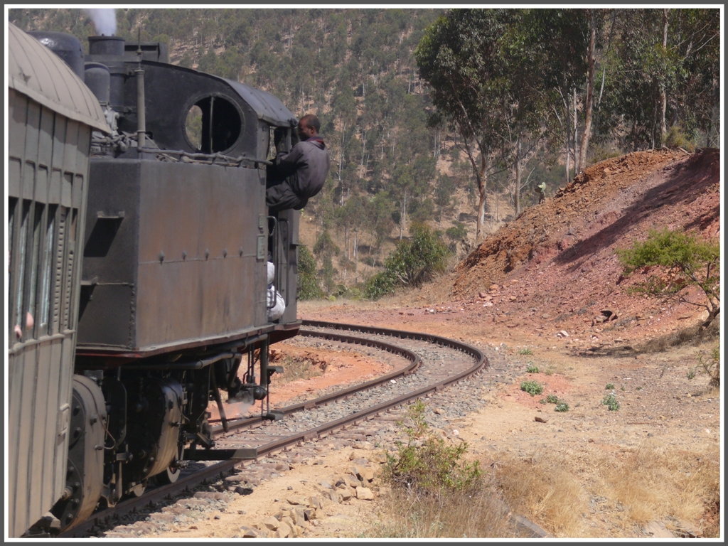 Waghalsiger Heizer auf der 442.59, der vermutlich der Enge und Hitze zu entfliehen versuchte. (02.02.2012)