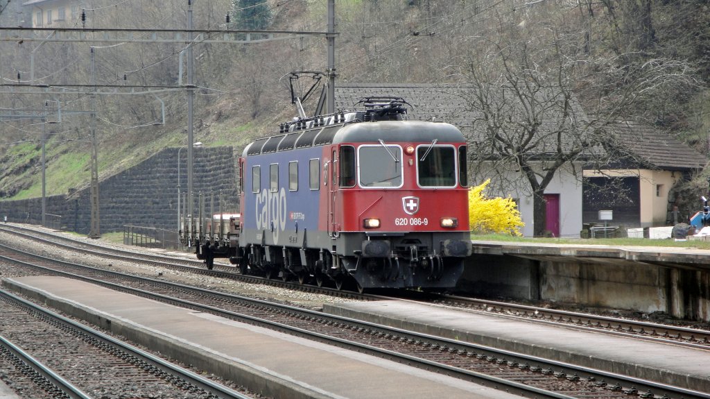 Wahrscheinlich keine grosse Mhe bereitet am 15.04.10 der Kurzgterzug Gurtnellen-Erstfeld der Re 620 086-9  Hochdorf . Toll aber, dass es was zu befrdern gibt.