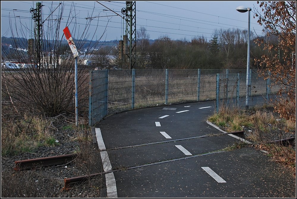 Wahrscheinlich das letzte Stck Schiene der Marburger Kreisbahn. Sogar mit Bahnbergang...