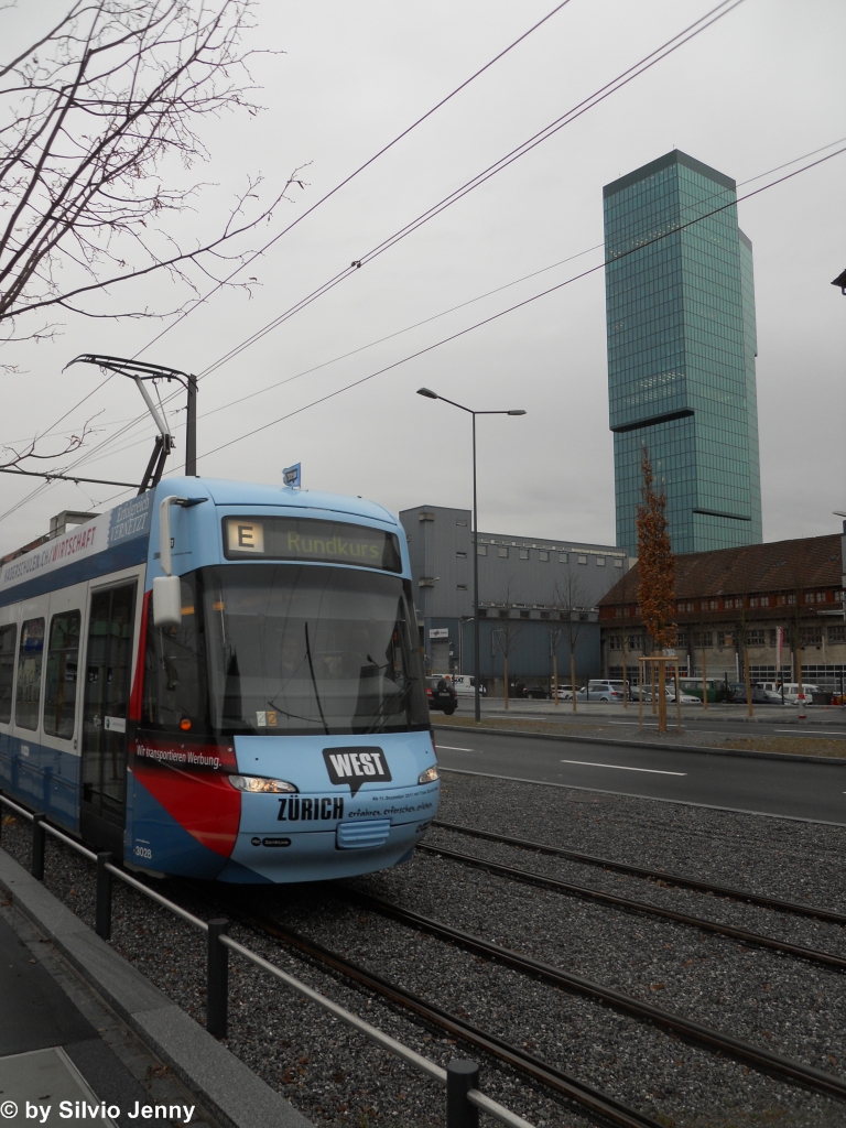 Wahrzeichen des neuen Quartiers ''Zrich-West'', dass hier am 10.12.2011 feierlich eingeweiht wurde, ist der 126m hohe, und damit derzeit das hchste Gebude der Schweiz, Prime-Tower. Zwischen den Haltestellen Schiffbau und Technopark fhrt hier die Cobra 3028 ''TZW/APG'' als Extrafahrt zum Bhf. Altstetten Nord.