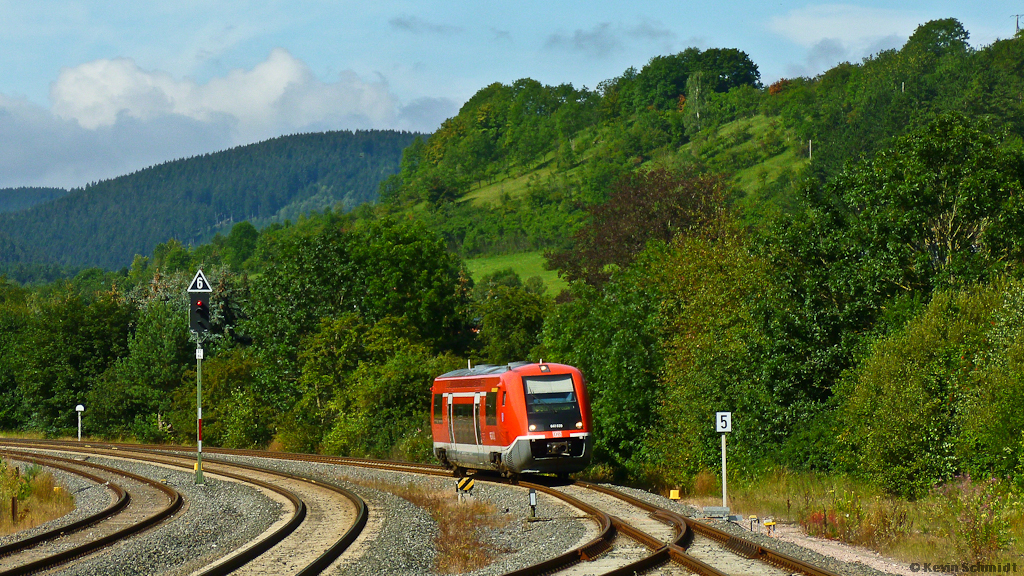Walfisch 641 039 erreicht als RB aus Gotha den Bahnhof Gräfenroda auf Gleis 1. (06.08.2011)