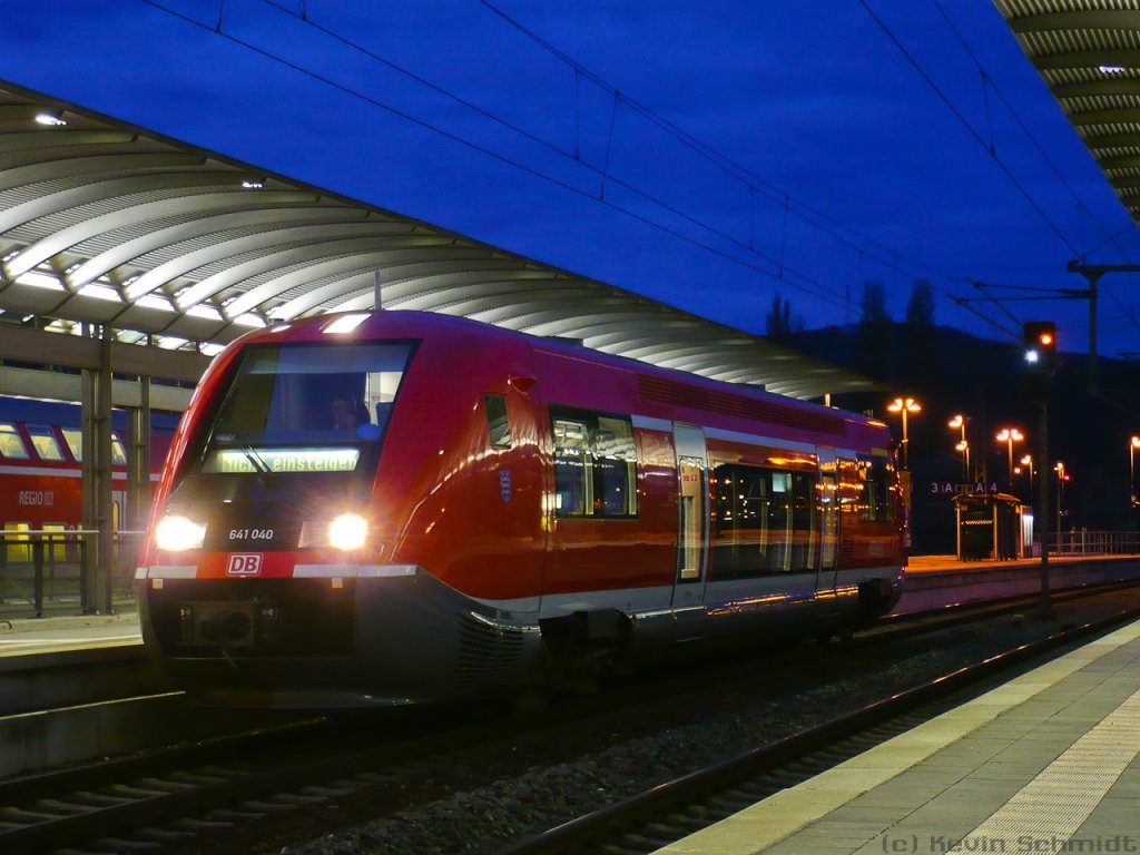 Walfisch 641 040 hat als RB von Arnstadt Hbf den Bahnhof Saalfeld (Saale) am Abend auf Gleis 4 erreicht. (22.03.2010)