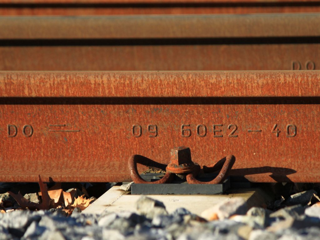 Walzzeichen des stereichischen Httenwerk Donawitz auf einer Schiene in Aachen Sd vor dem Buschtunnel, gesehen am 29.11.2011. 