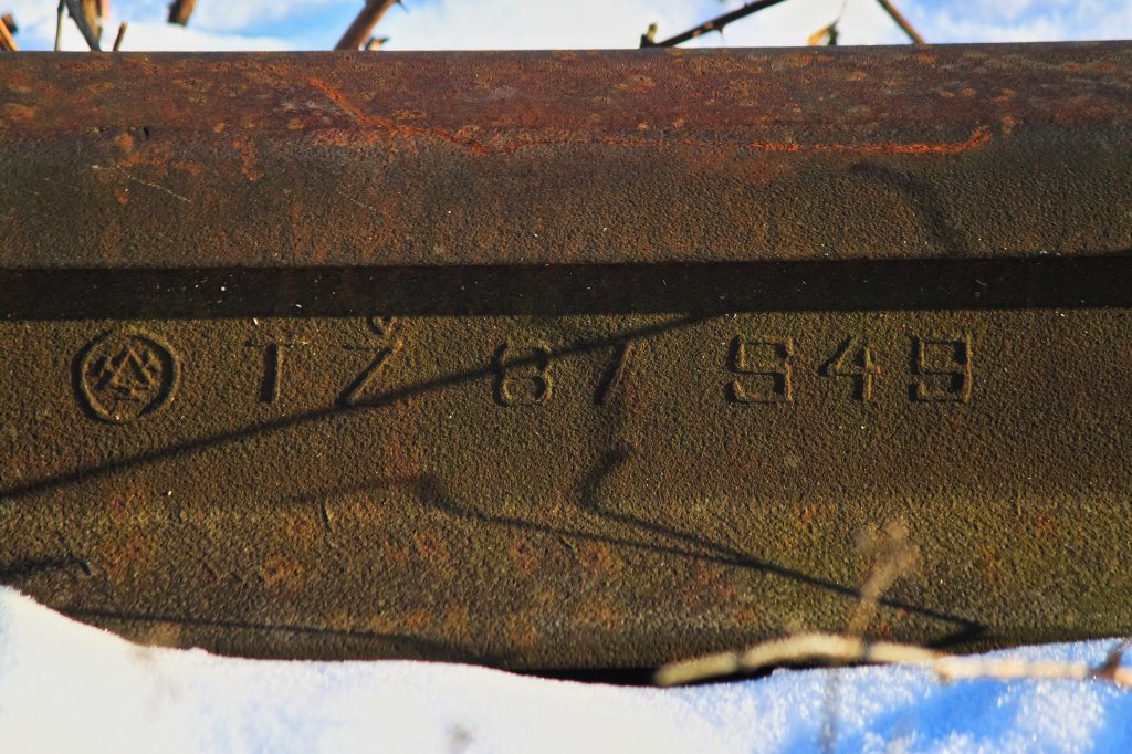 Walzzeichen der Třinecer Stahlwerke aus Tschechien auf einer Schiene in Aachen West. (06.02.2012)