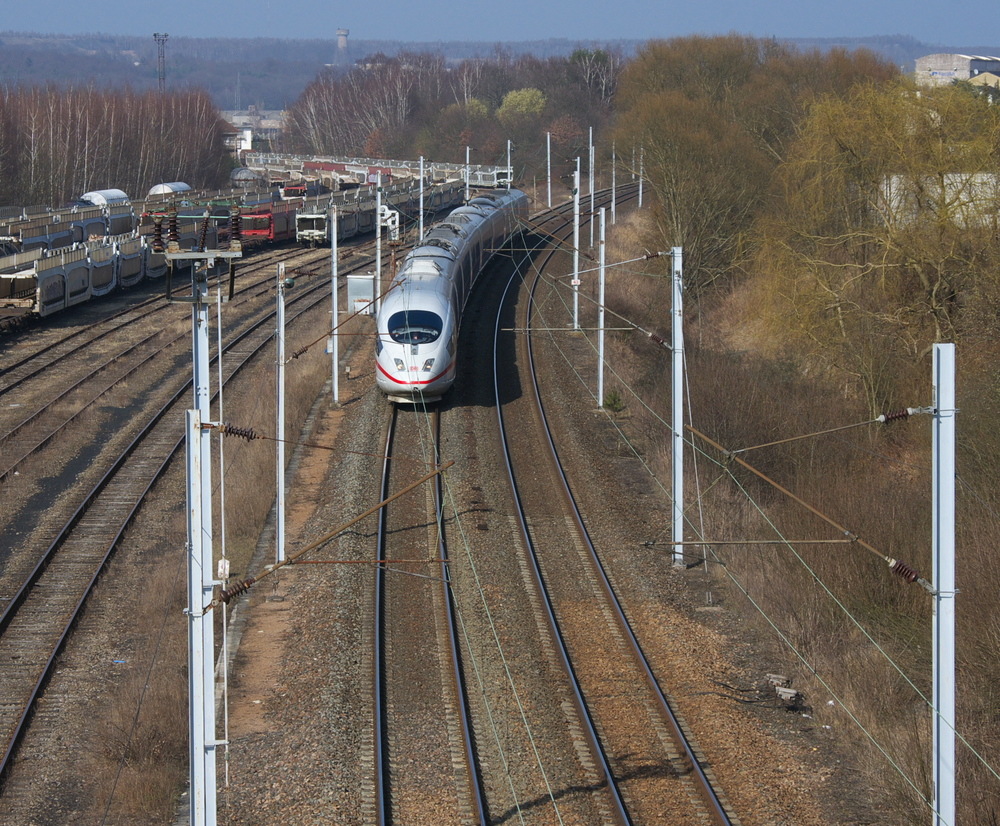 Wann kommt denn endlich diese Neubaustrecke.....???

Da mu sich unser Triebfahrzeugfhrer noch ein bisschen gedulden.

Der ICE Frankfurt/Main - Paris benutzt in Deutschland nur normale oder etwas auf gepepppte Trassen. Auch in Frankreich angekommen mu er sich noch etwas gedulden, bis es richtig zur Sache geht.

Knappe 15 Minuten hinter Saarbcken hat der ICE den Grenzbahnhof Forbach passiert und berhrt bei Morsbach den ehemaligen Gterbahnhof der HBL.

Noch gute 20 Kilometer mu er seine Geschwindigkeit zgeln bis er zwischen Herny und Saint-Epvre die Neubaustrecke erreicht.

16.03.2012