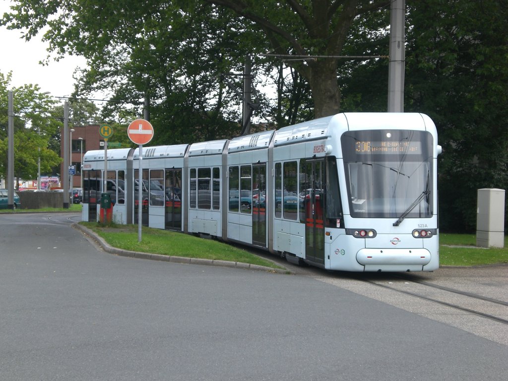Wanne-Eickel: Straenbahnlinie 306 nach Bochum Hauptbahnhof am Hauptbahnhof Wanne-Eickel.(18.7.2012) 