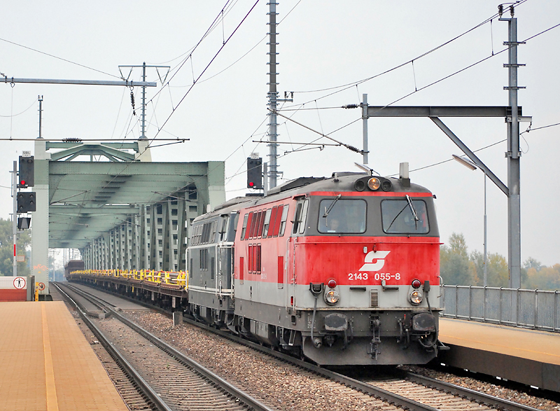 War eigentlich nicht anders zu erwarten, als dass das Objekt der Begierde - 2143 040 - zweitgereiht ist. 64259, Wien-Praterkai, 19.10.11.