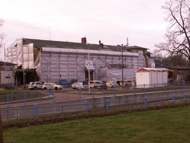 War hier etwa Christo und Jean Claude am Werk? Nein die Verhllung ist notwendig fr die Komplettsanierung des Greifswalder Bahnhofes. Dez.2009