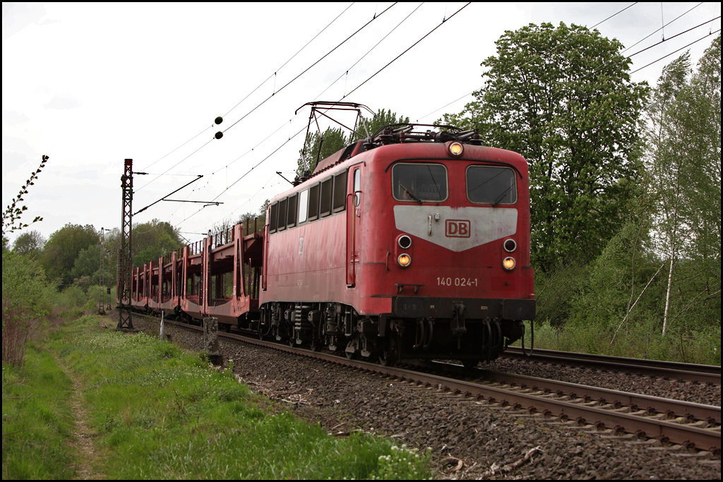 War klar das die Sonne sich vom Acker macht wenn was seltenes vorbei kommt... Die Traktion der AUDI(leer)zge obliegt meistens der Baureihe 185. Eine 140er ist daher eine seltenheit. Am 30.04.2010 hat die 140 024 die Aufgabe den CSQ 60061, Osnabrck Rbf - Ingolstadt-Nord, zuschleppen. 