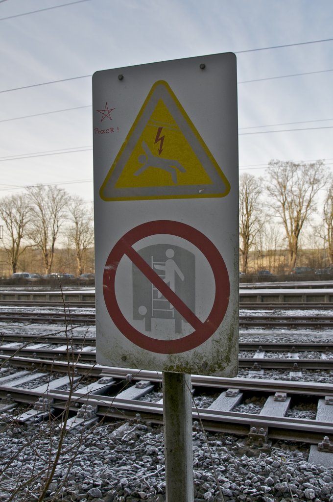 Warnschild vor Elektrischer Spannung.