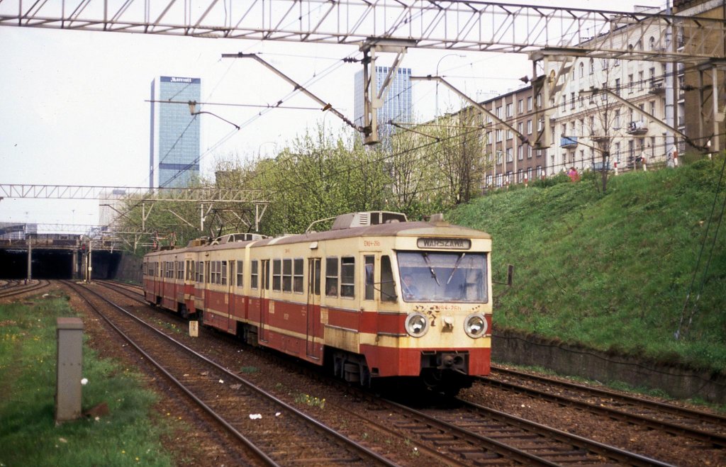 Warschau Ochota am 27.4.1991
EN 94-26b, eine Vorort S-Bahn, fhrt aus Warschau aus.