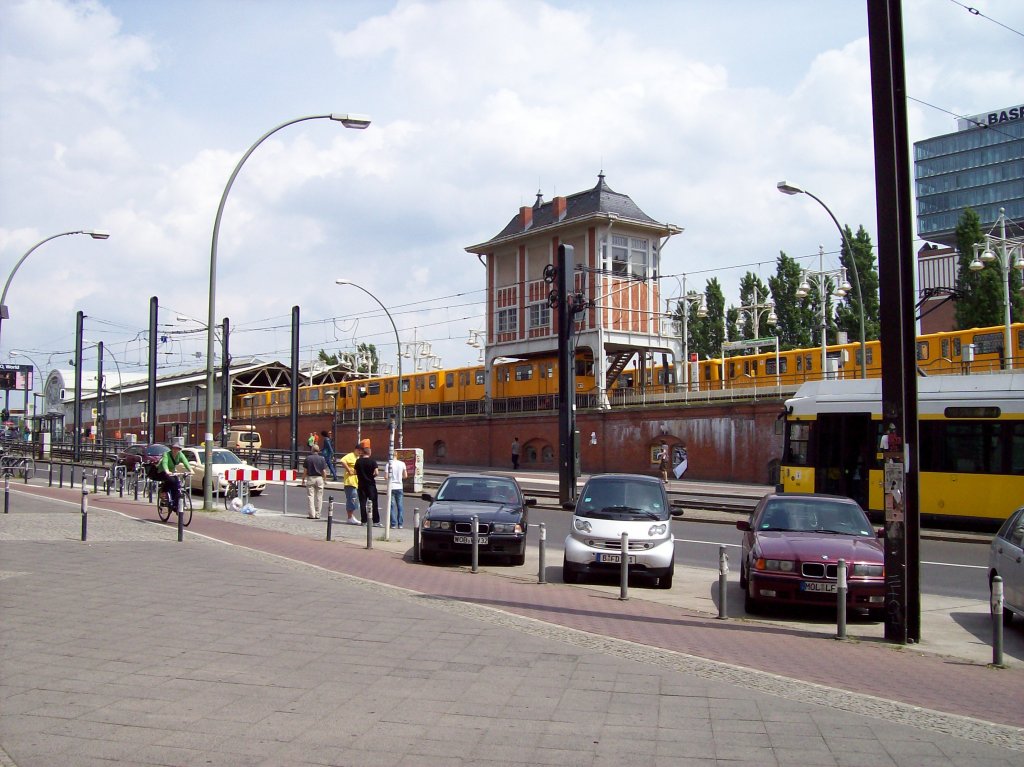 Warschauer Strae, Endstation U1, U-Bahnzge, Signalturm (08.06.2010)