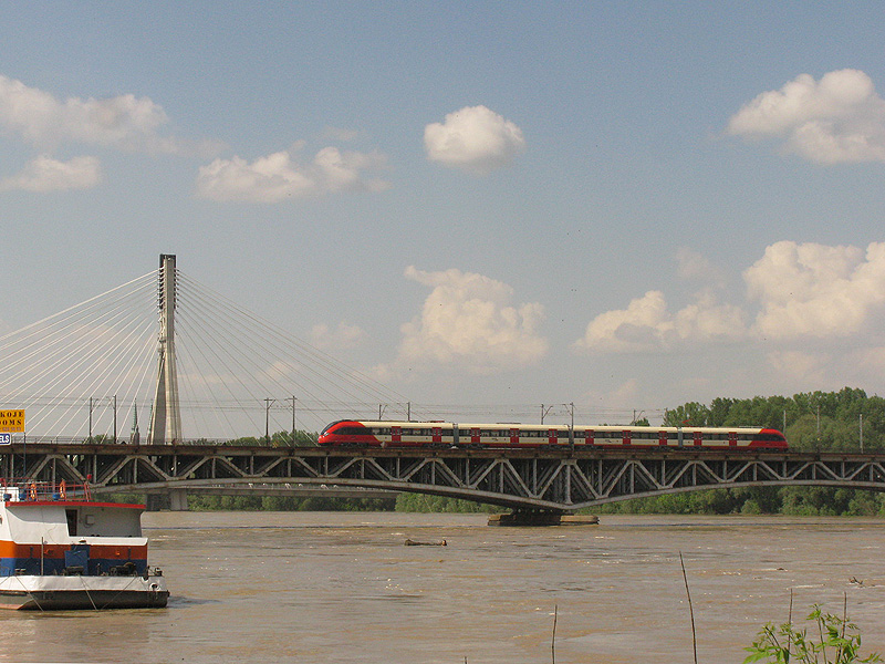 Warszawa, 21.05.2010. 19WE als ein Zug der Linie S2 berquert Wisła bei dem Hochwasser.