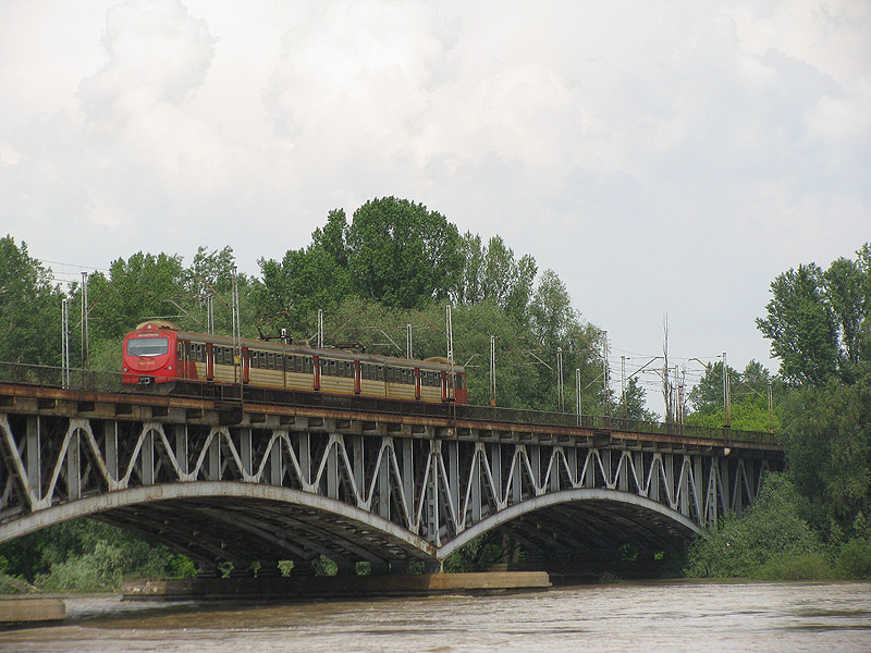 Warszawa, 22.05.2010. EN57-3002 (ex-Jugoslavenske eleznice) als ein Zug der Linie S2 berquert Wisła bei dem Hochwasser.