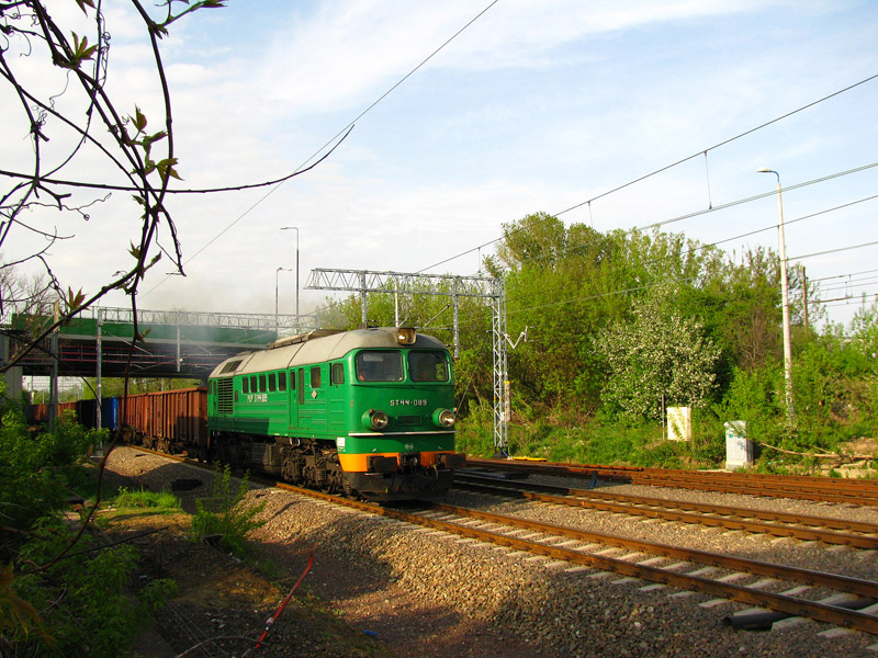 Warszawa Jelonki, 1.05.2010. ST44-089 mit einem Gterzug aus Htte  Luchini .