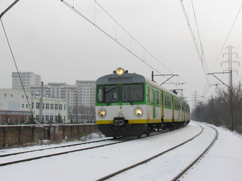 Warszawa Koło, EN57-1917 als KM-15427 nach Iłowo, 20.12.2009.