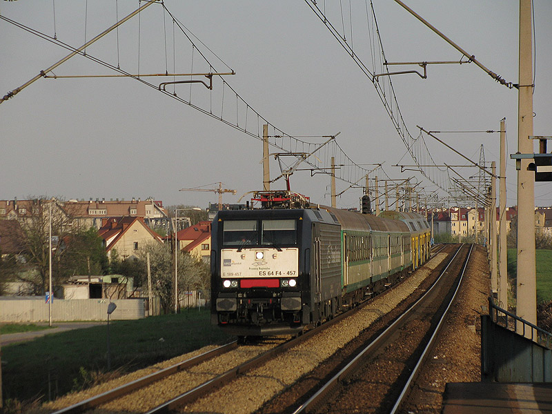 Warszawa Ursus Płnocny, 17.04.2010. Nach der Trauerveranstalltung IR-18123  Mewa  etwas lnger und spter als gewhnlich.