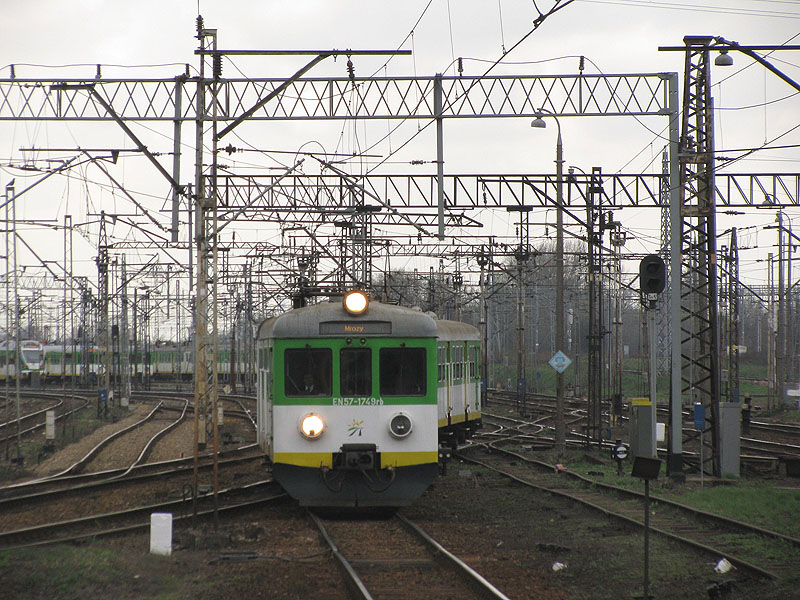 Warszawa Zachodnia, 10.04.2010. EN57-1749 als KM nach Mrozy