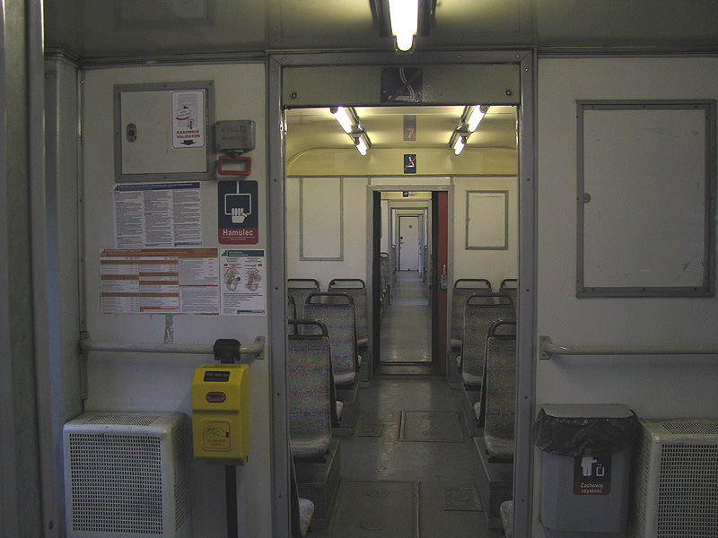 Warszawa Zachodnia, 19.10.2010. Der Entwerter im Durchgang eines S-Bahn-Zuges der S-Bahnlinie zS2.