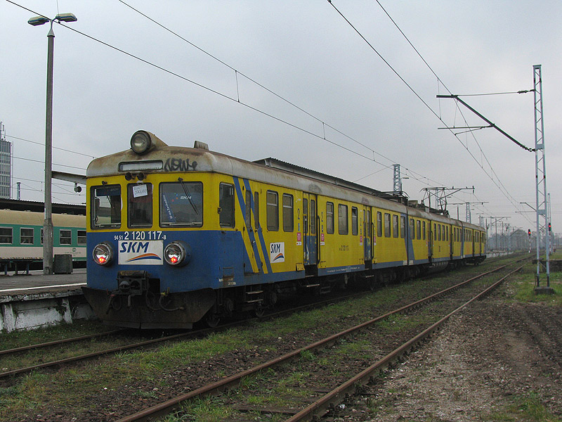 Warszawa Zachodnia, 19.10.2010. EN57-1718 als eine S-Bahn der Ersatzlinie zS2 nach Warszawa Odolany.