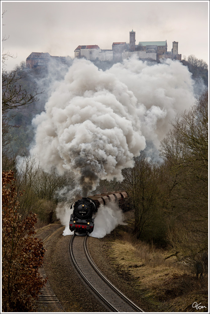 Wartburgblick III - 44 2546 dampft mit DGz 204 von Eisenach nach Meiningen. Eisenach 11.04.2013