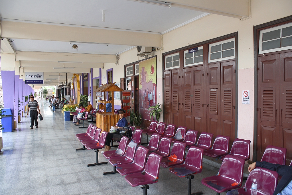 Wartebereich am Hausbahnsteig beim Gleise 1 des Bf. Nakhon Ratchasima am 15.Juni 2011.