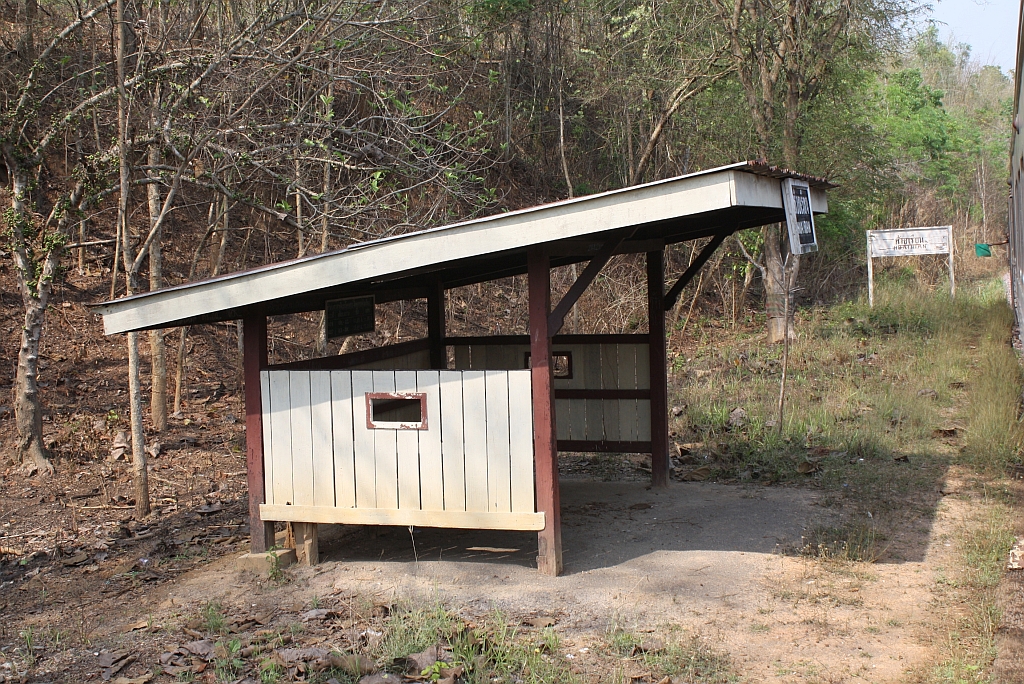 Wartehuschen der Hst. Huai Rian, Blickrichtung Bangkok, am 15.Mrz 2012. 

